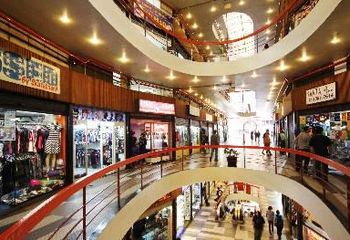 Interior da Galeria do Rock - as lojas ficam nas periferias do prédio.