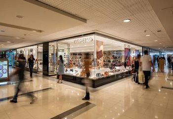 Corredor com lojas do Shopping Conjunto Nacional em Brasília - DF.