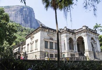 Vista lateral do palácio no Parque Lage com vista para o Corcovado no Rio de Janeiro - RJ.