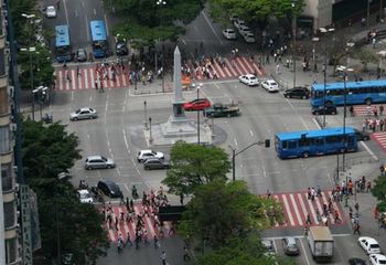 Movimentação de carros e ônibus na Praça Sete de Setembro em Belo Horizonte - MG.