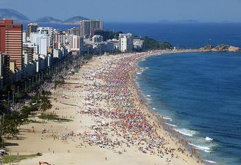 Praia de Ipanema no Rio de Janeiro - RJ com o Arpoador ao fundo.