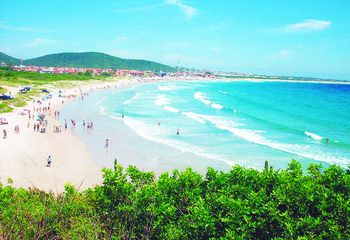 Águas cristalinas da Praia do Peró em Cabo Frio - RJ.