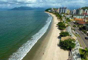 Vista aérea da Praia Martim de Sá em Caraguatatuba - SP.
