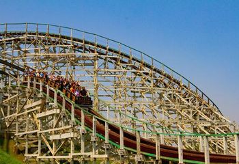 Turistas em montanha-russa de madeira do Hopi Hari em Vinhedo - SP.