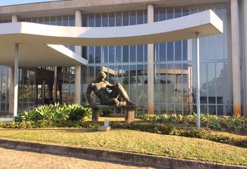 Escultura em bronze do artista Conde August Zamoyski na entrada do Museu da Pampulha. 