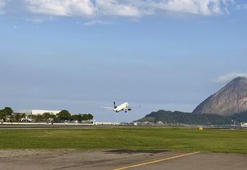 Avião decolando no Aeroporto Internacional RIOgaleão do Rio de Janeiro - RJ.