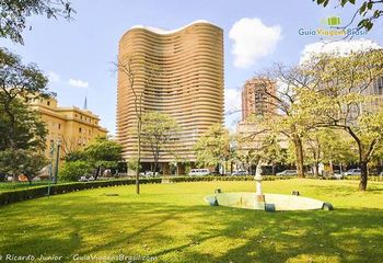Praça da Liberdade de Belo Horizonte - MG com o Edifício Niemeyer ao fundo. 