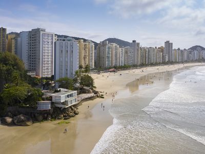 Praia das Astúrias no litoral da cidade do Guarujá - SP, uma das mais visitada entre os turistas.