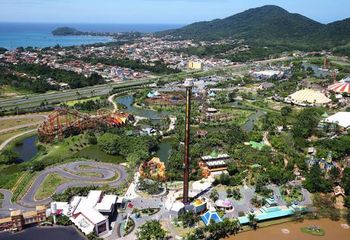 Imagem aérea do Beto Carrero World na cidade de Penha - SC.