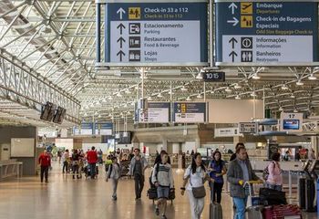 Movimento de passageiros no Saguão do Aeroporto Internacional RIOgaleão no Rio de Janeiro - RJ.