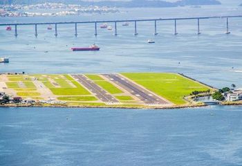 Vista aérea para Ponte Rio-Niterói e Aeroporto Santos Dumont no Rio de Janeiro - RJ.