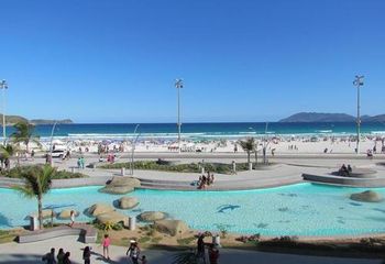 Praça das Águas em destaque com vista para a Praia do Forte de Cabo Frio - RJ.