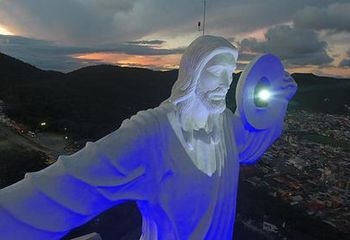 Monumento Cristo Luz iluminado em Balneário Camboriú.