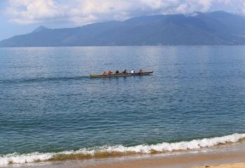 Passeio de canoa no mar da Praia Martim de Sá em Caraguatatuba - SP.