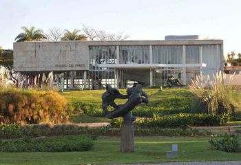Entrada do Museu da Pampulha, com jardins de Burle Marx e a escultura Pampulha, de José Pedrosa.