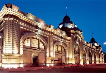 Fachada iluminada do Mercado Municipal de São Paulo - SP à noite. 