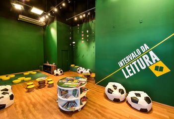 Espaço infantil com literatura sobre futebol no Museu do do Mineirão em Belo Horizonte - MG.
