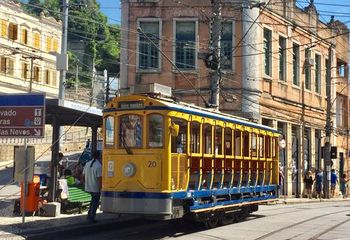 Bondinho na região da Escadaria Selarón no Rio de Janeiro - RJ. 