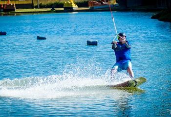 Visitante praticando wakeboard na Estância Alto da Serra em São Bernardo do Campo - SP.