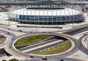 Vista externa da Arena Castelão em Fortaleza - CE e ruas do entorno do estádio.