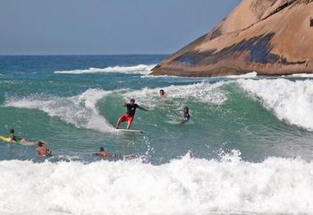 Praia do Recreio é própria para surfistas. 