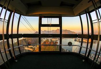 Interior do Bondinho Pão de Açúcar no Rio de Janeiro - RJ.