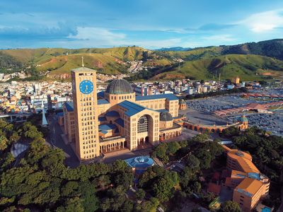 Vista da Catedral Basílica de Nossa Senhora Aparecida, símbolo do turismo religioso de Aparecida - SP.