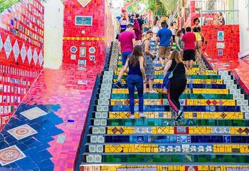 Turistas caminhando pela Escadaria Selarón no Rio de Janeiro - RJ.